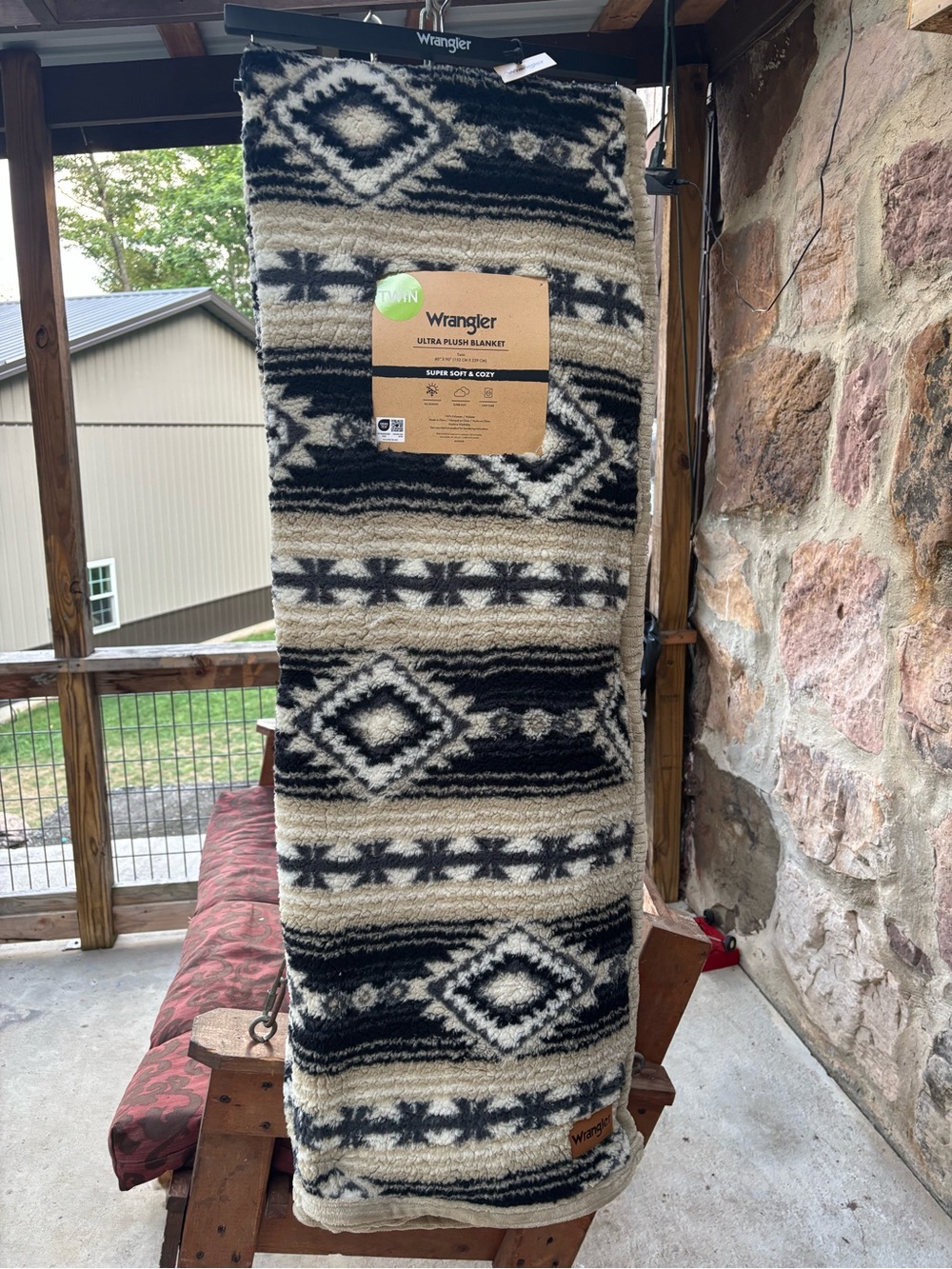 Nwt Wrangler Plush Throw Blanket in Black & Cream Southwestern Pattern
